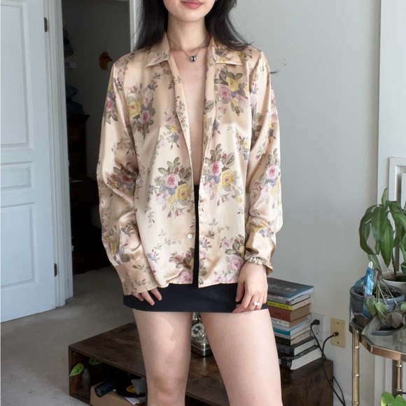 Gorgeous 100% silk tan floral button up shirt - Picture 3 of 11